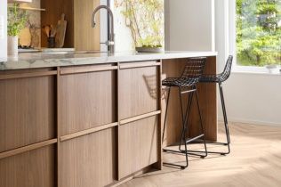 IVC Lay Red Herringbone Blackjack Oak 22210